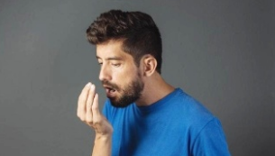 口腔异味不能忽视，一种异味预示一种疾病！
