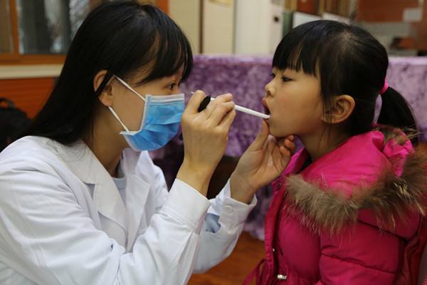 孩子牙齿涂氟父母必须重视！