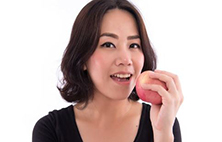 细嚼慢咽吃苹果能去口臭！