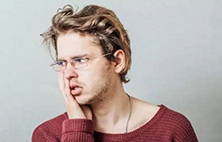 口腔溃疡是如何引起的？怎样预防口腔溃疡！