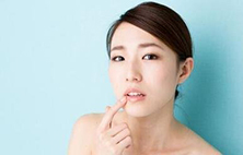 如果一个人经常得口腔溃疡，到底是缺什么？怎么才能治？