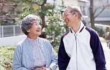 有哪些老人假牙的保健方法？