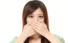 产生口臭的原因是什么？有什么治疗口臭的方法？